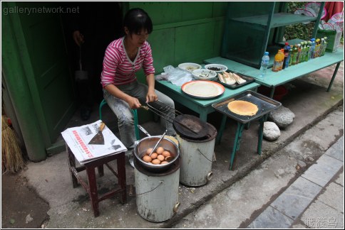 preparing corn cakes