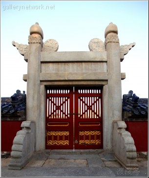 circular mound gate