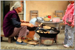 woman preparing food - 渡渡鸟 .